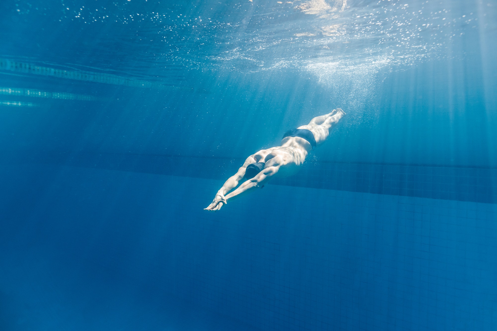 underwater-picture-of-male-swimmer-swimming-i-swimming-pool.jpg